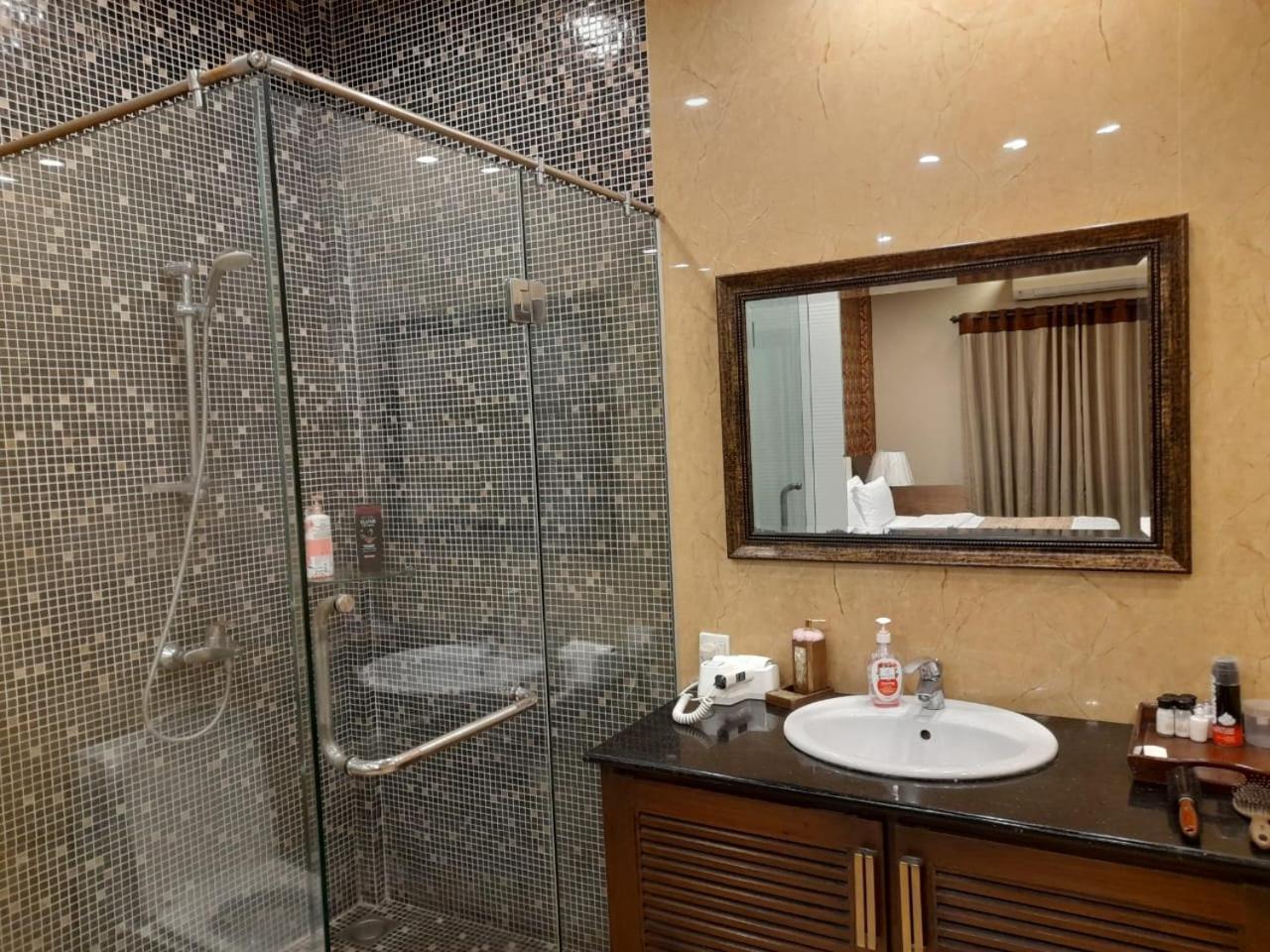 Grand Regent Hotel And Suites Faisalabad Exterior foto