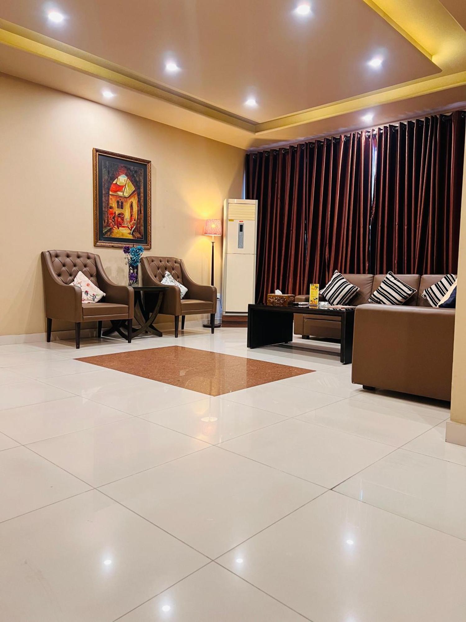 Grand Regent Hotel And Suites Faisalabad Exterior foto