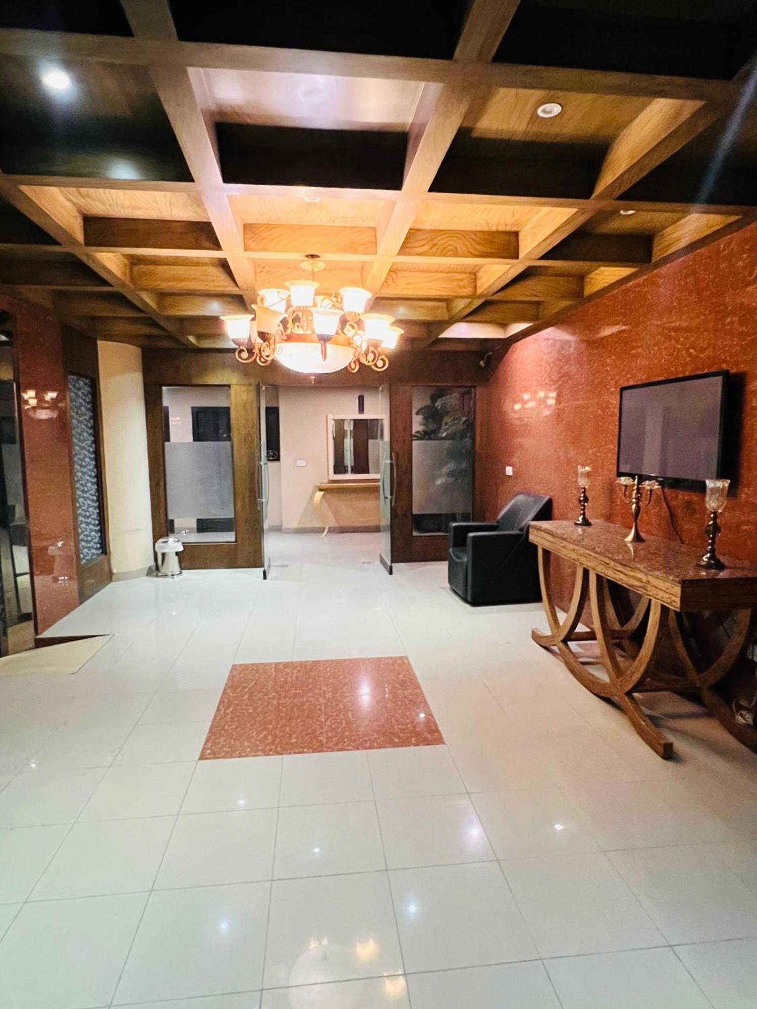 Grand Regent Hotel And Suites Faisalabad Exterior foto