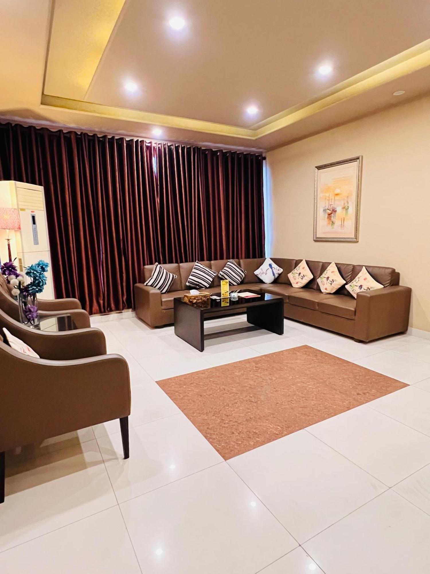 Grand Regent Hotel And Suites Faisalabad Exterior foto